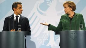 Nicolas Sarkozy et Angela Merkel à Berlin, le 9 octobre. Alors que les Européens peinent à s'accorder sur la réforme du fonds de soutien à la zone euro et la révision de l'aide à la Grèce, Paris et Berlin ont annoncé la tenue d'un deuxième sommet d'ici me