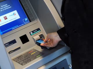 Les retraits dans des distributeurs concurrents de ceux de sa propre banque font partie des frais qui augmentent le plus en 2025.
