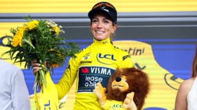 Pauline Ferrand-Prévot sur le podium du Tour de France féminin avec le maillot jaune, 3 août 2025
