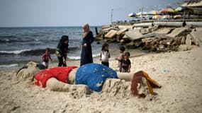 Une statue de sable géante d'Aylan Kurdi, enfant mort noyé en Méditerranée, sur une plage de Gaza le 7 septembre 2015