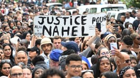 Des personnes tiennent une pancarte "justice pour Nahel" lors de la marche blanche organisée à Nanterre, ce jeudi 29 juin 2023.