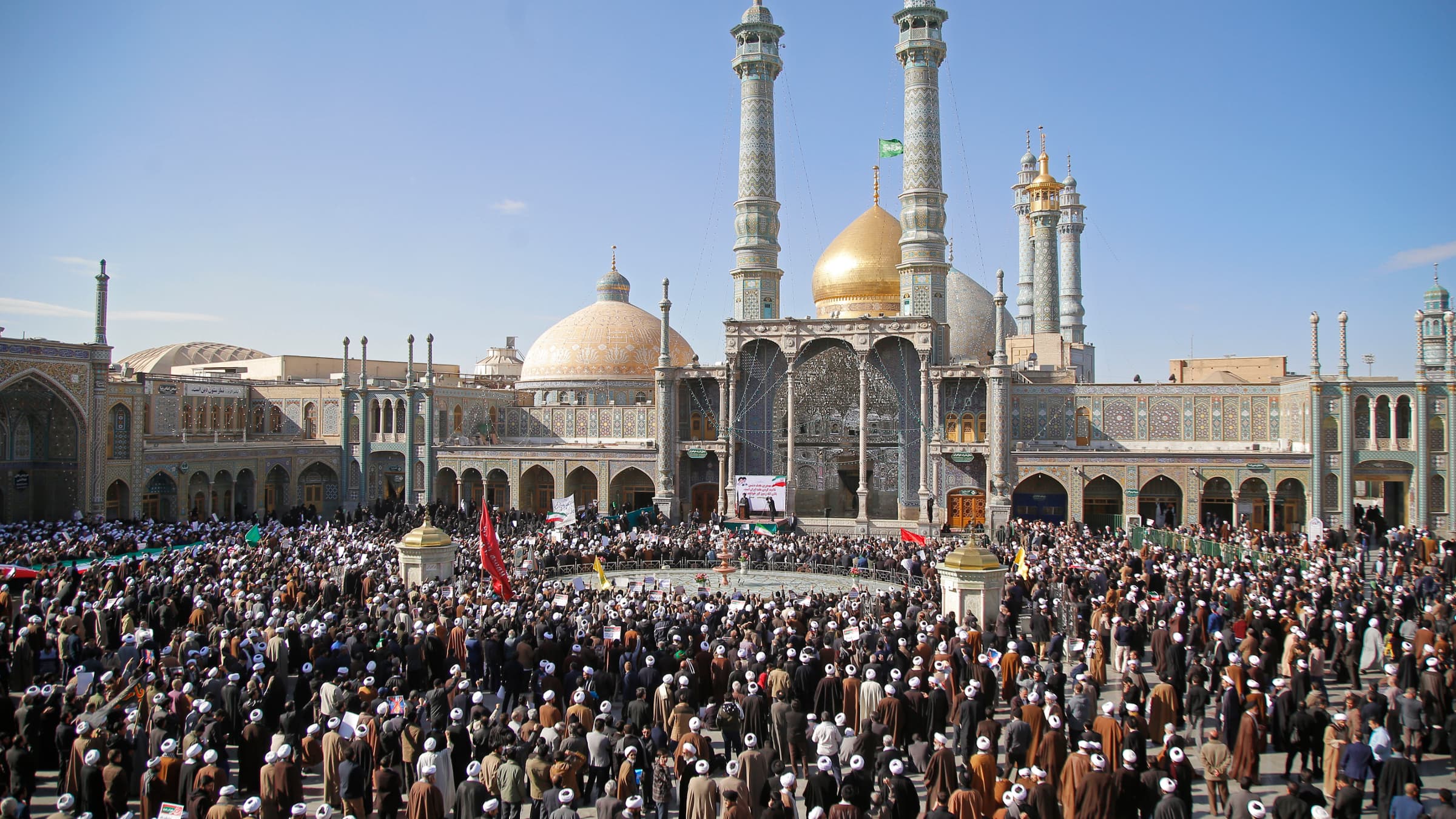 Des manifestants pro-gouvernement font une démonstration de force dans la ville de Qom, le 3 janvier 2018.