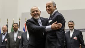 Le chef de la diplomatie iranienne, Mohammad Javad Zarif, et son homologue français, Laurent Fabius, se congratulent après l'accord.