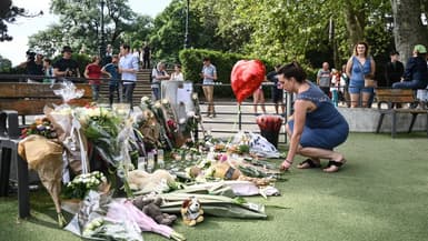 Des fleurs, peluches et petits mots ont été déposés en soutien des victimes blessées lors de l'attaque au couteau survenue le 9 juin 2023 dans une aire de jeux à Annecy (Haute-Savoie).