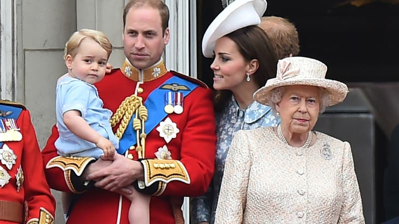 Le prince George aux côtés de ses parents, William et Kate, et de sa grand mère, la reine Elizabeth II sur le balcon de Buckingham Palace en juin 2015
