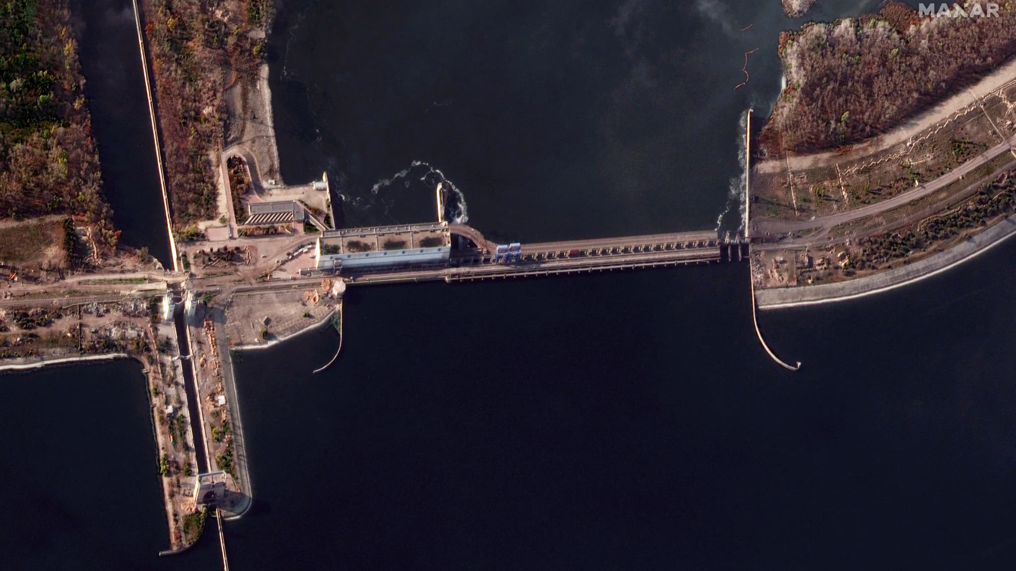 Image satellite distribuée et collectée par Maxar Technologies, montrant une vue d'ensemble du barrage de Nova Kakhovka, dans la région de Kherson, Image satellite distribuée et collectée par Maxar Technologies, montrant une vue d'ensemble du barrage de Nova Kakhovka, dans la région de Kherson,
