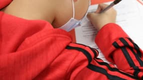 Un élève porte un masque sur le visage dans une école de New York le 5 janvier 2022