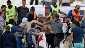 Des groupes de supporters se heurtent à la fin du match Angleterre-Russie au stade Vélodrome.