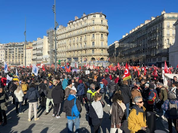 Les manifestants se rassemblent sur le Vieux-Port à Marseille le 31 janvier.