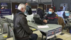 Embouteillage des injections sans rendez-vous pour les plus de 65 ans dans un centre de vaccination à Toulouse (Haute-Garonne). 