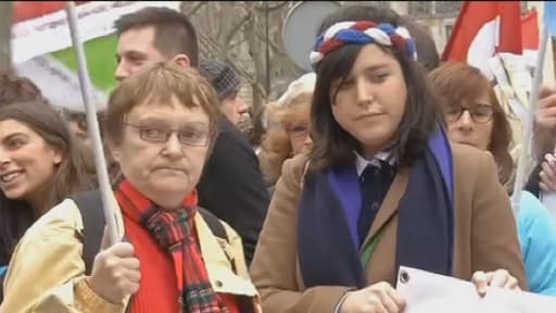 Des manifestants, vendredi, à Paris, contre la loi espagnole sur l'IVG.