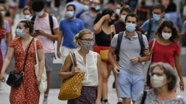 Des piétons portant un masque de protection dans une rue de Lyon le 22 aôut 2020