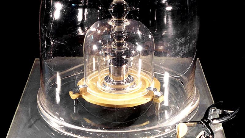 Le prototype du kilogramme actuel est précieusement conservé sous trois cloches de verre au pavillon de Breteuil