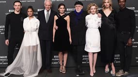 Le danseur ukrainien Sergei Polunin, le président de Pirelli Marco Tronchetti Provera, l'actrice française Laetitia Casta, le photographe écossais Albert Watson, l'actrice américaine Julia Garner, le top model danois Astrid Eika et le danseur américain Calvin Royal III à la présentation du calendrier Pirelli 2019, à Milan le 5 décembre 2018.