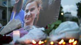 Des fleurs et des bougies déposées en hommage à la députée britannique Jo Cox, à Londres le 16 juin 2016