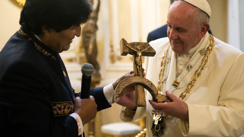 En 2015, le président bolivien Evo Morales avait offert au pape François, un crucifix formé d'une faucille et d'un marteau.