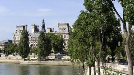 Le maire socialiste de Paris Bertrand Delanoë a défendu samedi l'accord avec Jacques Chirac prévoyant le remboursement à la municipalité du coût des emplois fictifs reprochés à l'ex-chef de l'Etat et maire de la capitale. /Photo prise le 12 août 2009/REUT