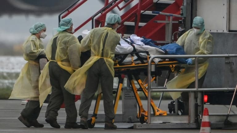 Transfert d'un patient atteint de Covid-19 à bord d'un avion - Image d'illustration 