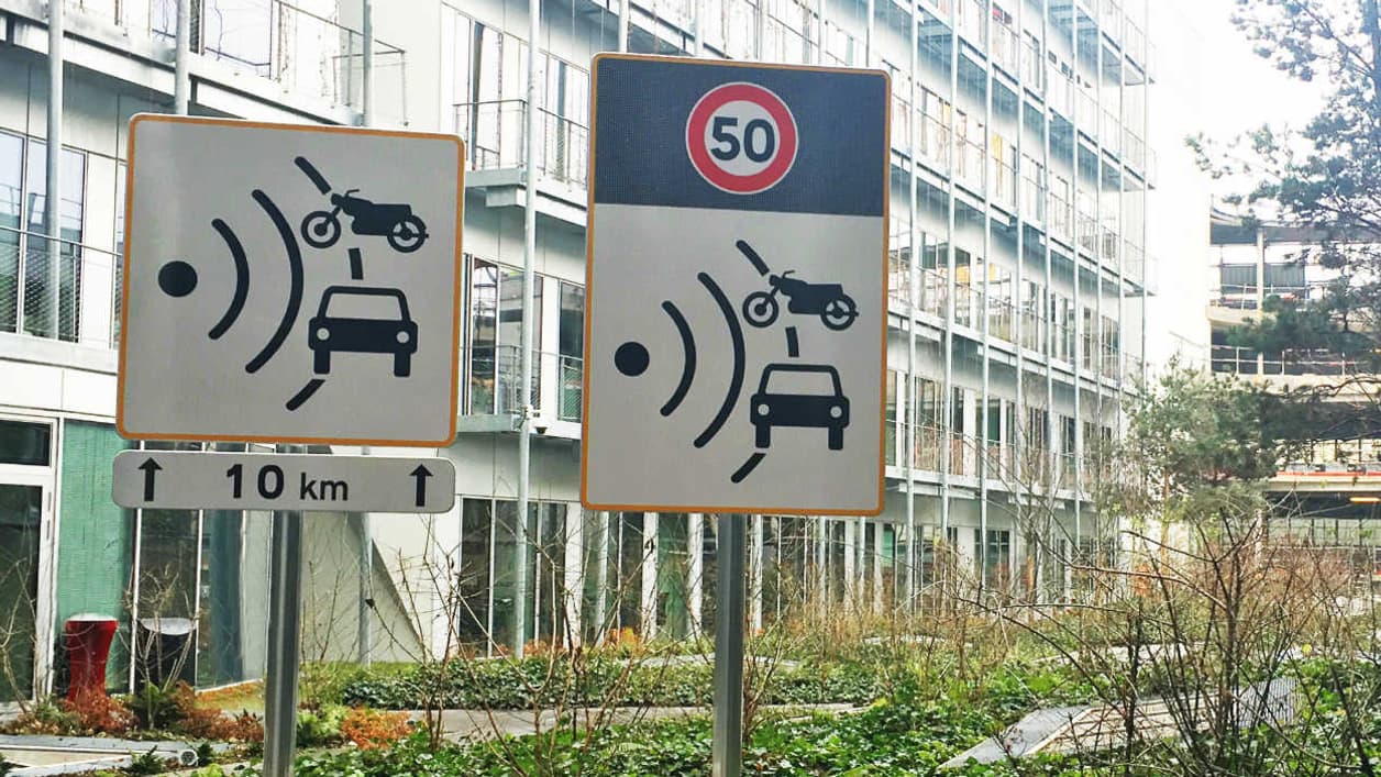 Abandon du texte pour se concentrer sur l'image et le rappel de la vitesse autorisée, voici les nouveaux panneaux radars qui seront progressivement installés le long des routes françaises. Abandon du texte pour se concentrer sur l'image et le rappel de la vitesse autorisée, voici les nouveaux panneaux radars qui seront progressivement installés le long des routes françaises.