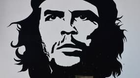 Le portrait d'Ernesto "Che" Guevara peint sur un mur à Marinaleda dans le sud de l'Espagne le 12 septembre 2017