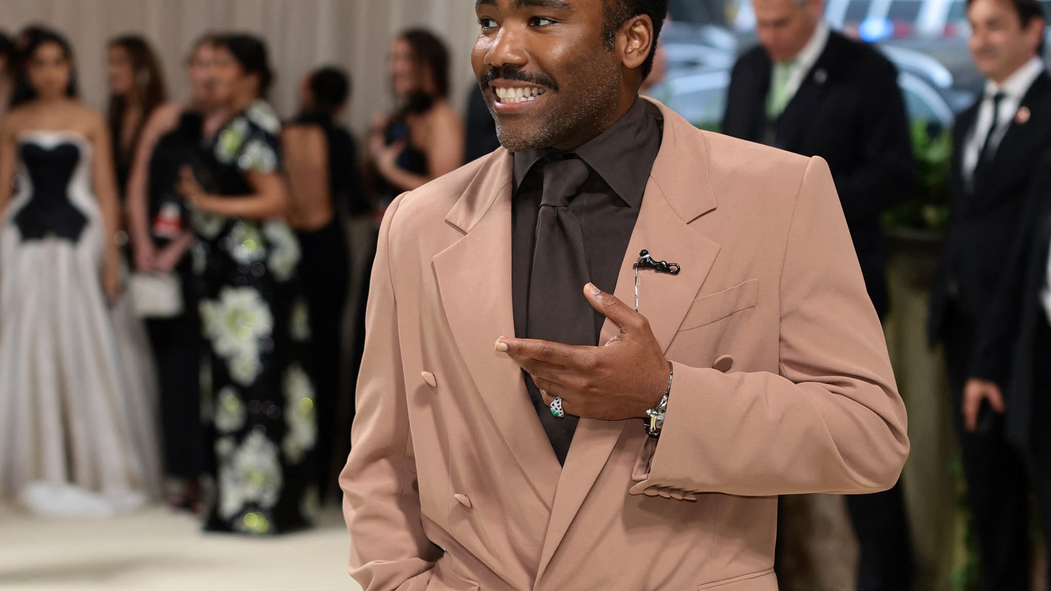 L'acteur américain Donald Glover en costume "millennial pink" lors du gala du Met le 6 mai 2024 à New York (photo d'illustration)
