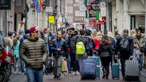 Des touristes dans les rues d'Amsterdam, en 2017.