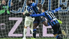 Le Colombien de l'Atalanta Bergame, Duvan Zapata, et son capitaine argentin Alejandro Dario Gomez (de dos).