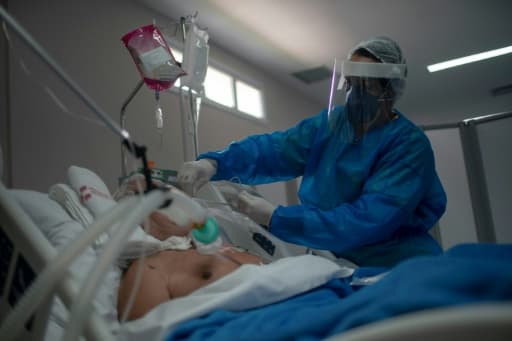 Une soignante s'occupe d'un patient atteint du coronavirus, le 5 juin 2020 à Rio de Janeiro, au Brésil Une soignante s'occupe d'un patient atteint du coronavirus, le 5 juin 2020 à Rio de Janeiro, au Brésil