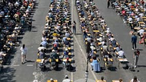 Une dictée géante a réuni 5.000 participants sur l'avenue des Champs-Elysées.