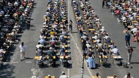 Une dictée géante a réuni 5.000 participants sur l'avenue des Champs-Elysées.