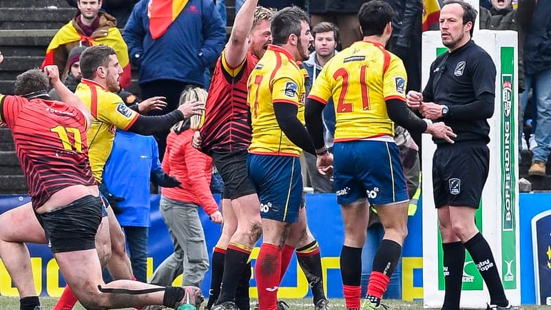 Les joueurs espagnols se ruent sur l'arbitre