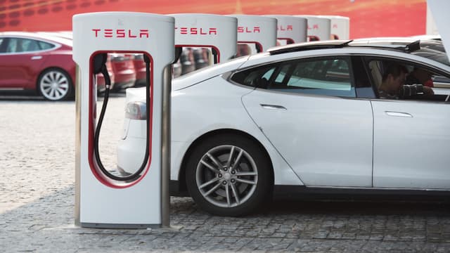 Les futurs acquéreurs de Tesla devront s’acquitter d’une contribution lorsqu’ils rechargeront leur véhicule à partir d'une borne superchargeur.