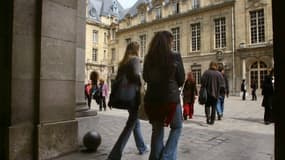 Des étudiants dans la cour de la Sorbonne à Paris
