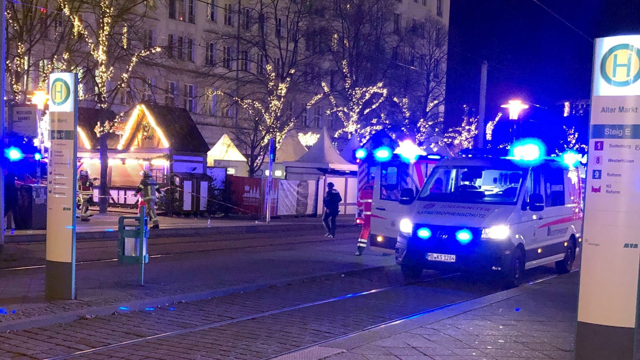 Les secouristes au marché de Noël de Magdebourg, ce 20 décembre.