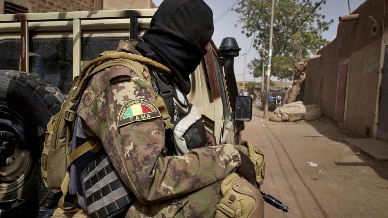 Un soldat de l'armée malienne en patrouille entre Mopti et Djenne, dans le centre du Mali, le 28 février 2020