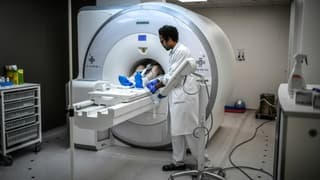 Prise d'imagerie radio d'un patient atteint d'un cancer, à l'hôpital Henri Mondor de Créteil, le 5 juin 2019 (photo d'illustration)