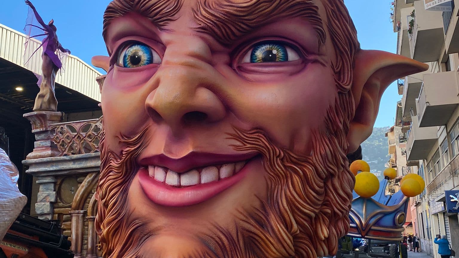 Le montage des chars du carnaval de Nice.