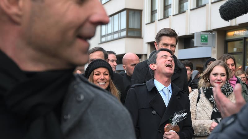 Manuel Valls au marché de Noël de Strasbourg, le 22 décembre 2016 (photo d'illustration)
