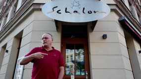Uwe Dziuballa, propriétaire du restaurant "Schalom" à Chemnitz, en Allemagne, qui a été attaqué par un groupe d'hommes cagoulés, le 27 août 2018