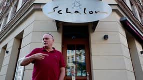 Uwe Dziuballa, propriétaire du restaurant "Schalom" à Chemnitz, en Allemagne, qui a été attaqué par un groupe d'hommes cagoulés, le 27 août 2018