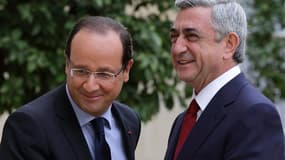 François Hollande et le président arménien Serzh Sargsyan, à Paris. François Hollande a émis lundi le souhait de développer les échanges économiques avec l'Arménie, notamment dans les domaines de l'agroalimentaire et des transports. /Photo prise REUTERS/P