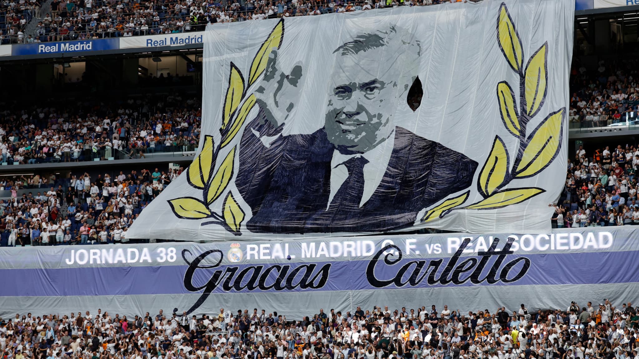 Le tifo en l'honneur de Carlo Ancelotti brandit par la tribune Nord du Bernabéu. Le tifo en l'honneur de Carlo Ancelotti brandit par la tribune Nord du Bernabéu.