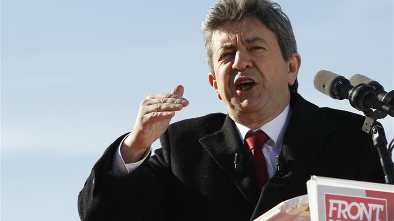 Jean-Luc Mélenchon s'est fixé dimanche comme objectif minimal de priver Marine Le Pen du podium lors du premier tour de l'élection présidentielle en France, le 22 avril prochain. /Photo prise le 1er avril 2012/REUTERS/Gonzalo Fuentes
