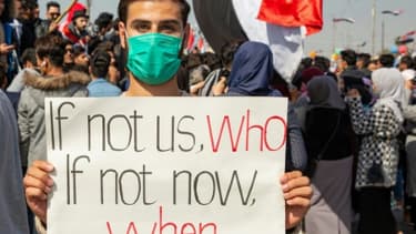 Un manifestant irakien lors d'un rassemblement contre le gouvernement le 11 février 2020 dans l'université de Bassora, dans le sud de l'Irak