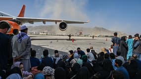 Des milliers d'Afghans tentent de quitter leur pays, notamment via l'aéroport de Kaboul, depuis que les talibans ont pris le pouvoir.