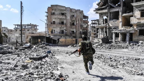 Un combattant des FDS court dans Raqqa, le 1er octobre. 
