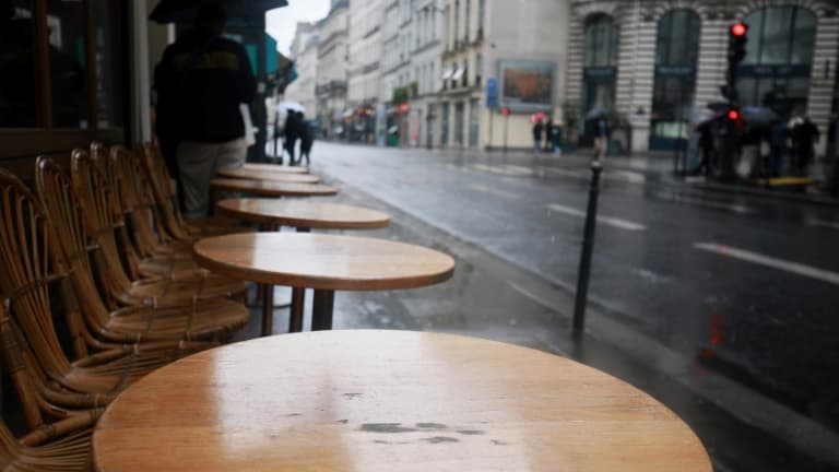 Une terrasse déserte sous la pluie, le 30 mai 2024 à Paris (image d'illustration).