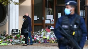 Hommage au professeur assassiné Samuel Paty devant le collège où il enseignait à Conflans-Sainte-Honorine le 19 octobre 2020