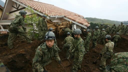 Des dizaines de soldats cherchent les survivants dans le village sinistré de Minami-Aso, le 18 avril 2016