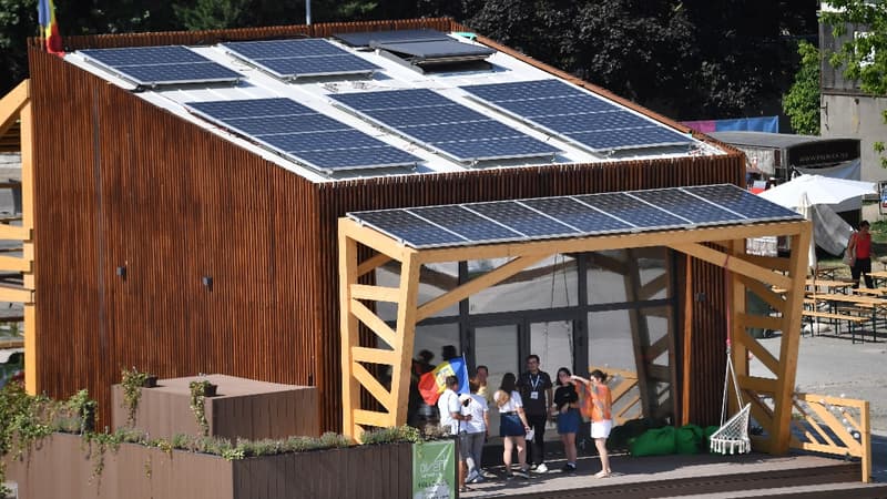 Dans la campagne hongroise, un camp éphémère de maisons écolos-solaires